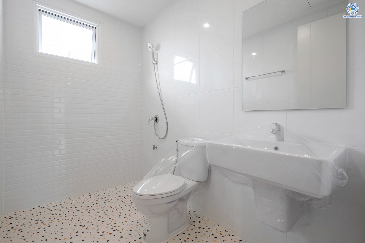 บ้านมือสองตกแต่งใหม่ แบรนด์ Sansiri โครงการ ฮาบิเทีย บางใหญ่ หลังมุม เนื้อที่ 107.3 ตร.ว. พื้นที่ใช้สอย 156.7 ตร.ม. ฟังก์ชัน 3 ห้องนอน 3 ห้องน้ำ จอดรถได้ 4 คัน บนทำเลเดินทางสะดวก เชื่อมสู่ย่านใจกลางเมืองได้อย่างรวดเร็ว ใกล้เซ็นทรัลเวสต์เกต และรถไฟฟ้าสายสีม่วง "สถานีคลองบางไผ่"